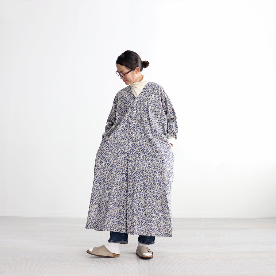 TOUJOURS (トゥジュー) Back Wide Pleated Sleeping Shirt Dress