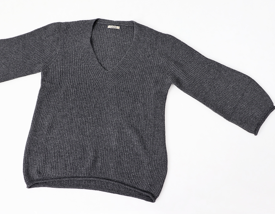 unfil (アンフィル) superfine lambs wool ribbed-knit V neck sweater (Vネックセーター)