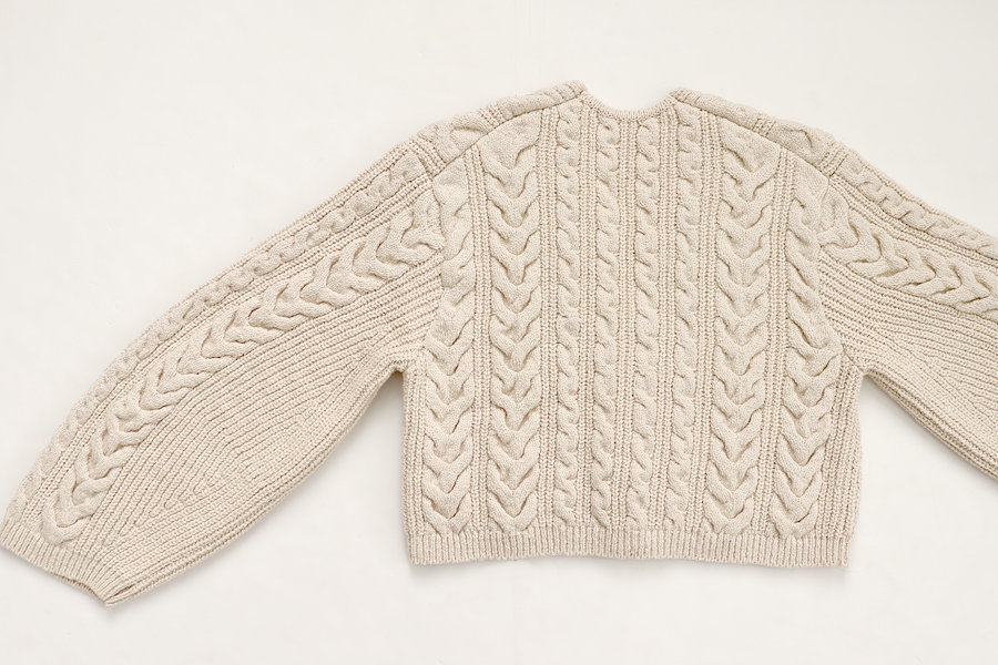 unfil (アンフィル) cotton & lambs wool cable-knit cropped cardigan  (ケーブル編み・ショート丈カーディガン)