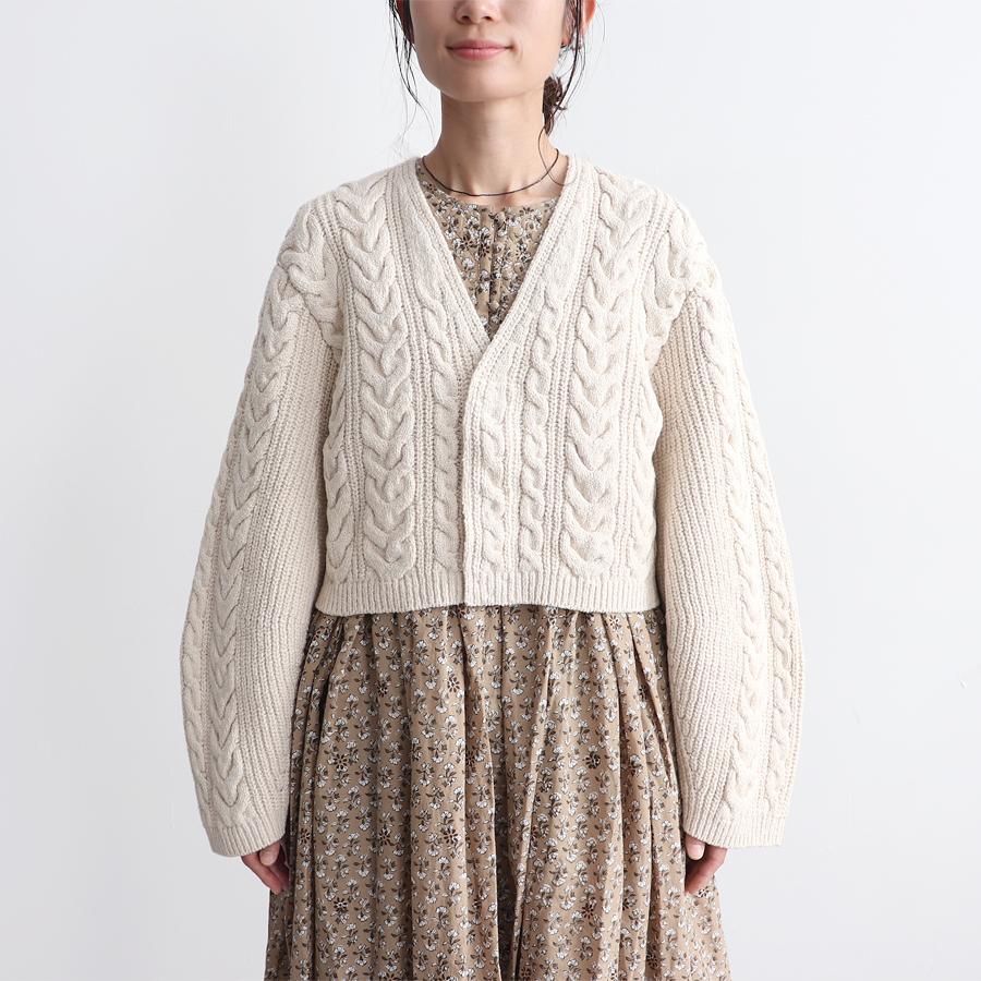 unfil (アンフィル) cotton & lambs wool cable-knit cropped cardigan  (ケーブル編み・ショート丈カーディガン)