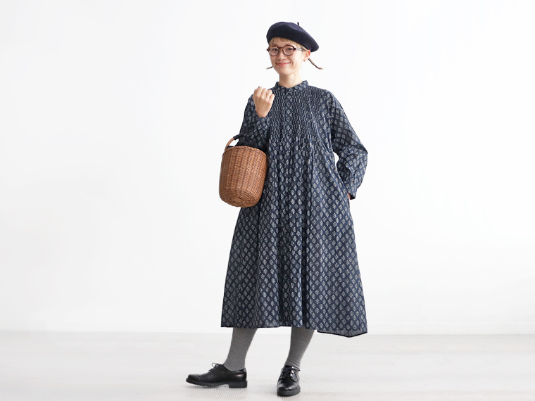 メゾンドソイルmaison de soilピンタックワンピースブルー maison de soil (メゾンドソイル) フラワーモチーフ・ピンタック