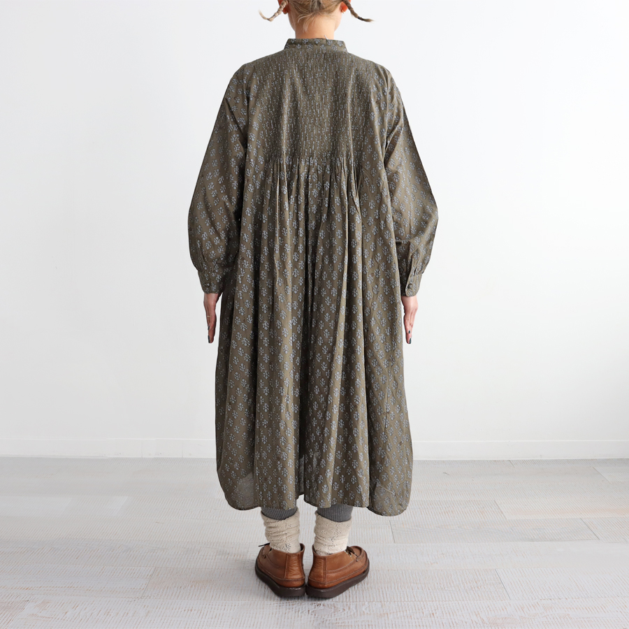 maison de soil (メゾンドソイル) フラワーモチーフ・ピンタックシャツ