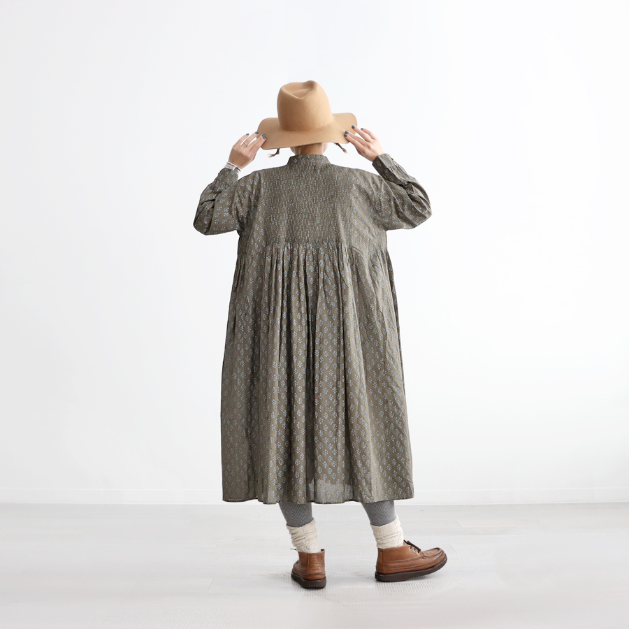 maison de soil (メゾンドソイル) フラワーモチーフ・ピンタックシャツ