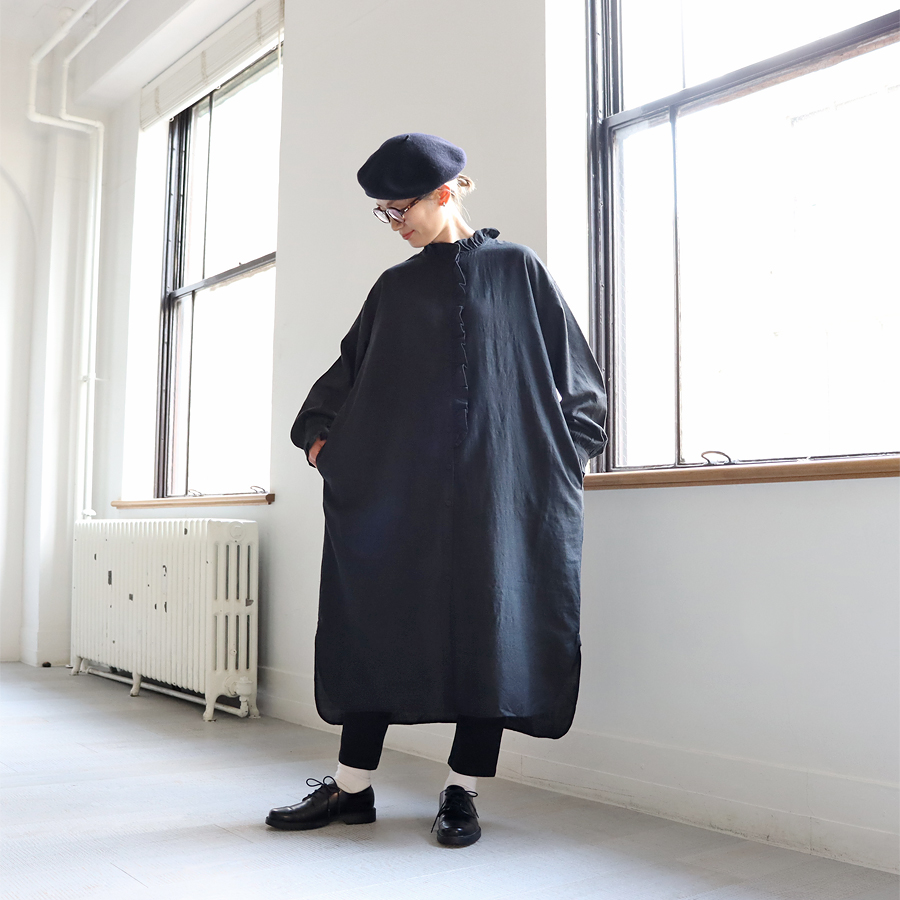 メゾンドソイル たっぷりギャザーのロングシャツワンピース 黒 タック コットン メゾンドソイル たっぷりギャザーのロングシャツワンピース 黒 タック